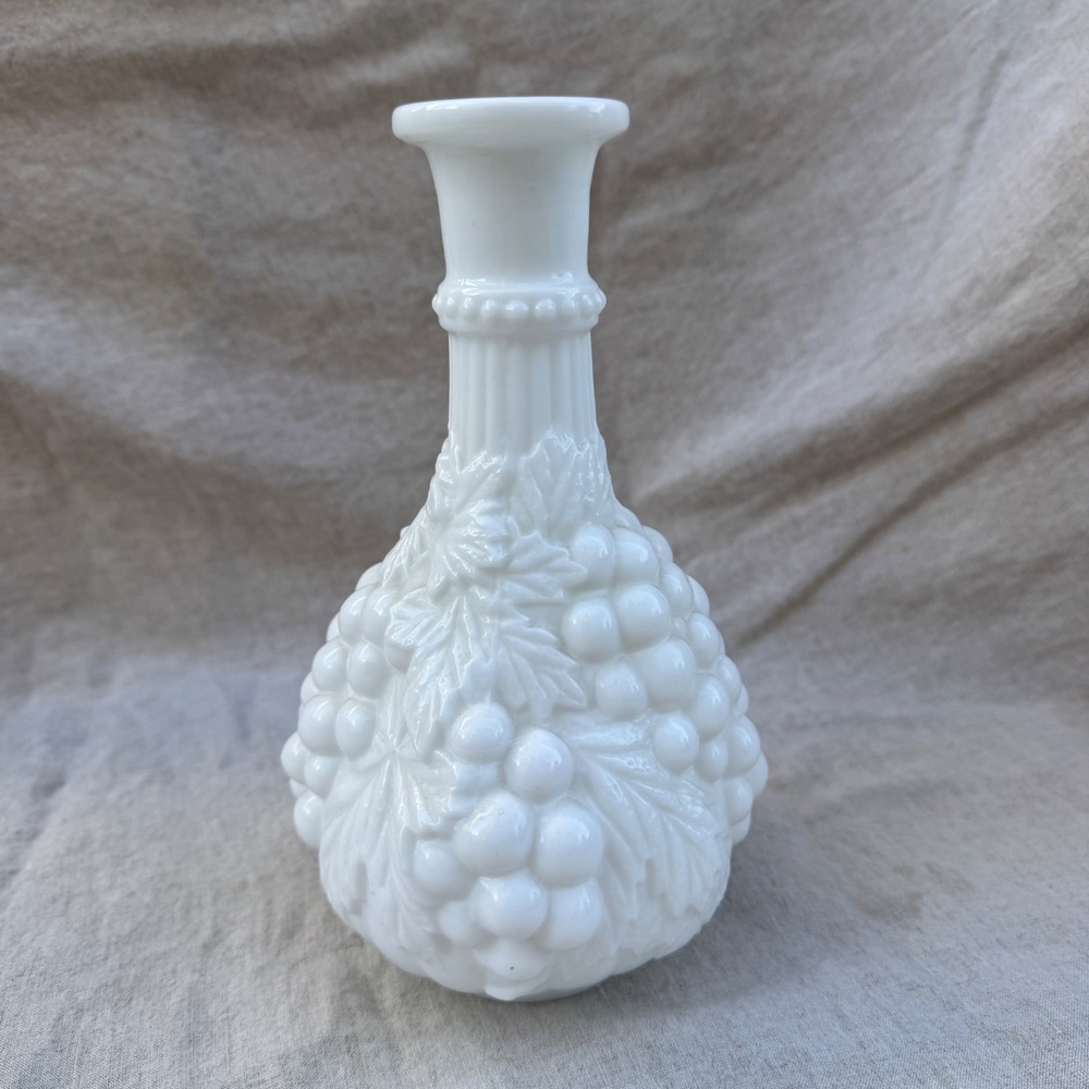 Vintage Westmoreland Milk Glass Bud Vase White Grapes Harvest Beaded 8"